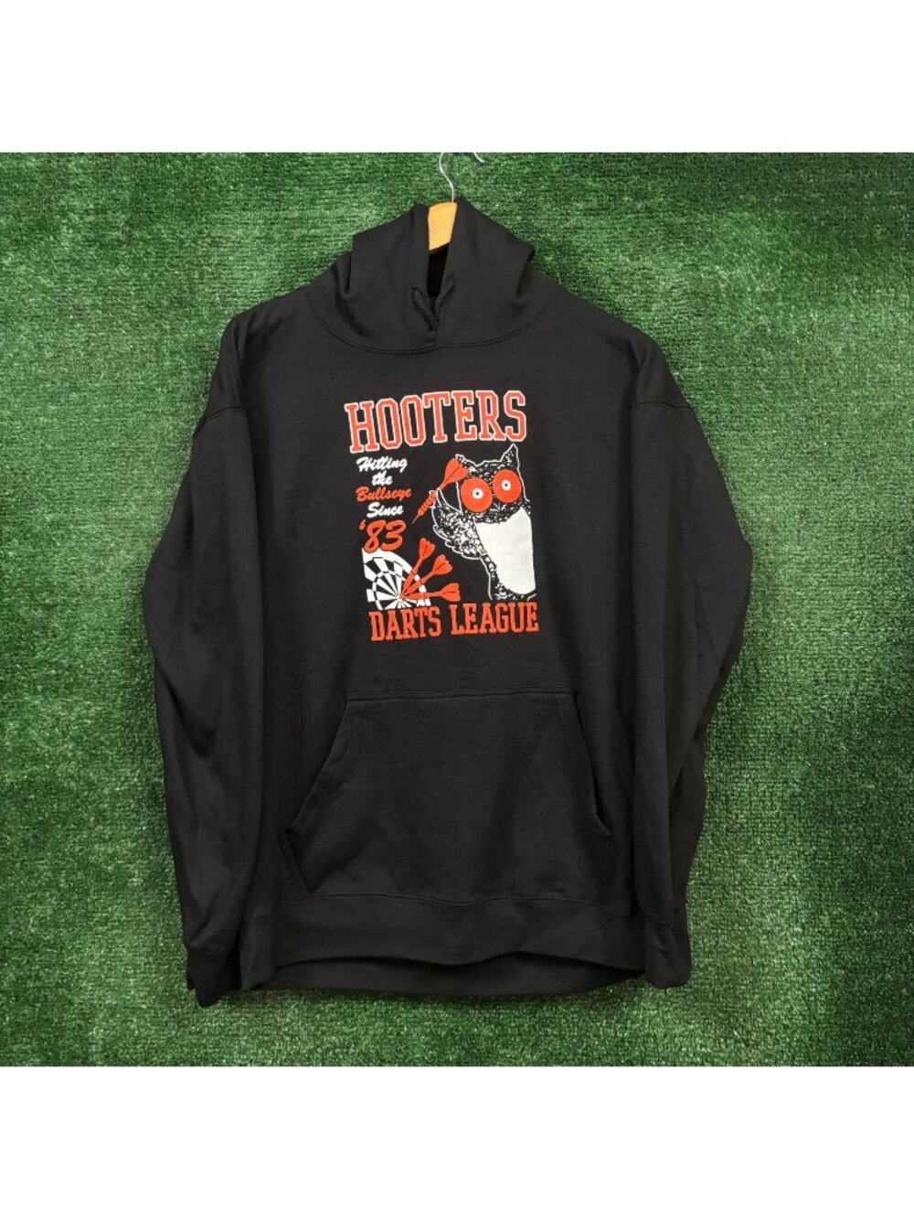 Hooters Darts League Hoodie Size Large